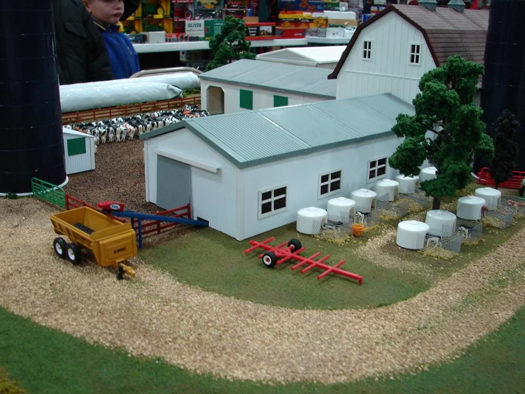 LOTS of Pictures from the 09 Ripon WI Toy Show Toy Farmin' LLC